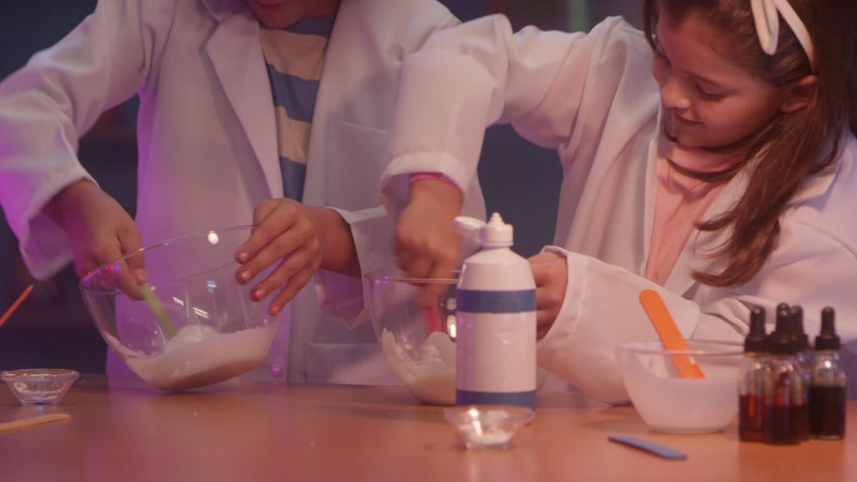 Niños haciendo un experimento casero