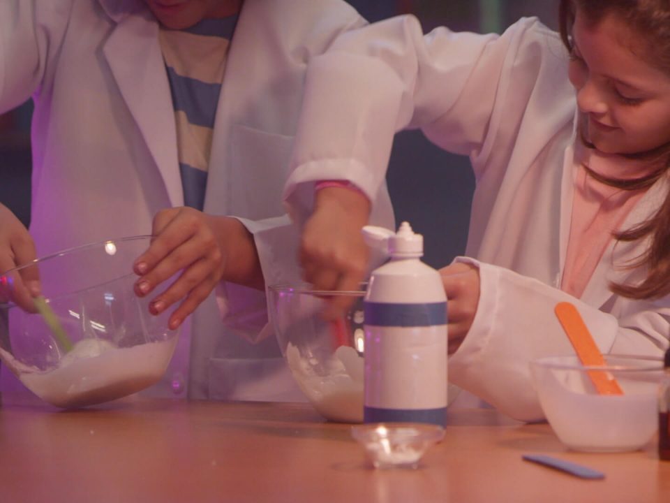 Niños haciendo un experimento casero