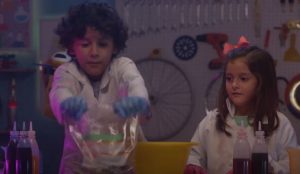 niños haciendo experimentos caseros